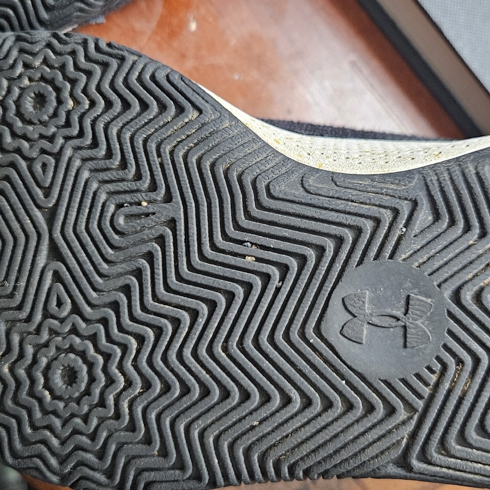 Under Armour Curry 3Z7 'Black Metallic Gold' | Youth Size 5 - Picture 6 of 7